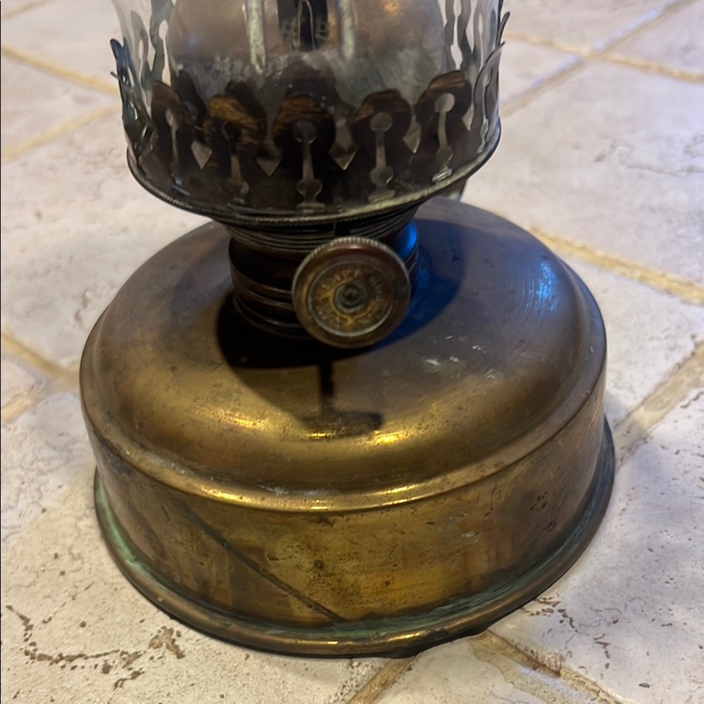 Vintage Brass Oil Lamp with glass hurricane lamp - Picture 2 of 3